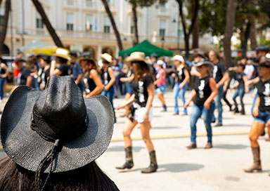 Flash Mob & Surprise Waitresses