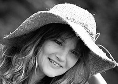 Samantha Bates - Solo Singer / Guitarist 