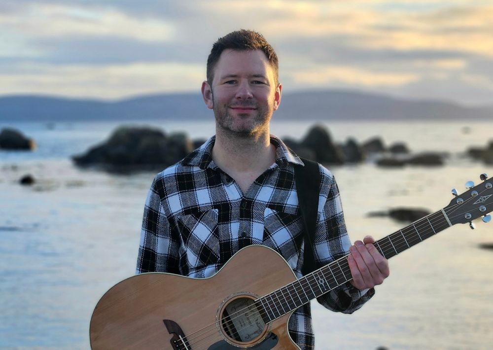 Solo singer & guitarist playing acoustic covers of popular songs