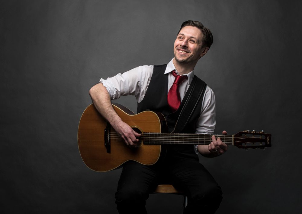 The North West Fingerstyle Guitarist - Perfectly beautiful instrumental guitar arrangements of popular romantic songs -